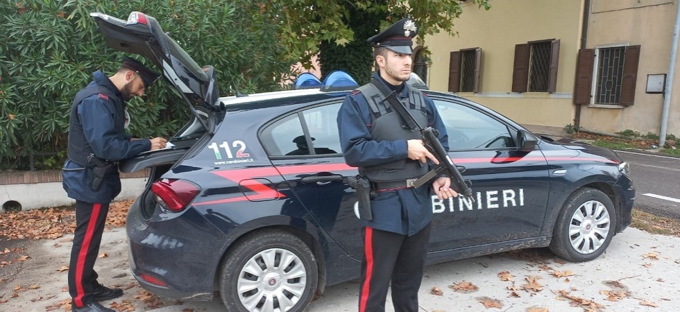 “Hanno tentato di uccidermi”, ma era tutto falso e in casa aveva armi e munizioni: tre bodyguard arrestati